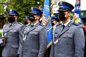 Policjanci - przedstawiciele kierownictwa stoją w rzędzie.