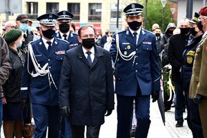 Policjanci i minister.