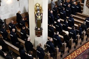 Widok na wnętrze kośćioła i zasiadających w ławach policjantów podczas ceremonii pogrzebowej.