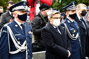 Komendant Główny Policji, Minister Spraw Wewnętrznych i Administracji oraz Komendant Wojewódzki Policji w Katowicach stoją na cmentarzu.