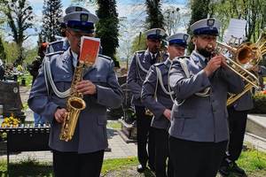 Policyjna orkiestra na cmentarzu.