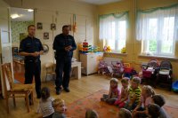 Przedstawiciele raciborskiej policji na pogadance w przedszkolu