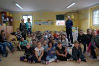 Policjant i nauczyciele z uczniami w szkole w Grzegorzowicach