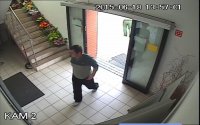 Mężczyzna wchodzi do sklepu poszukiwany do oszustw w 2 sklepach na terenie Krzanowic