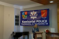 uroczysta przemowa przedstawiciela policji