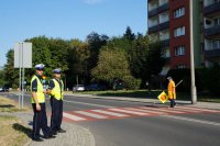 policjanci z raciborskiej drogówki kontrolują teren przyległy do szkoły