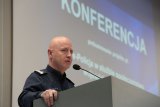 Ślaski Komendant Wojewódzki Policji podczas konferencji