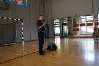 Przedstawiciel raciborskiej policji na spotkaniu z dziećmi w szkole w Grzegorzowicach