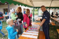 policjant na pikniku rodzinnym