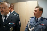 policjanci zwiedzają wyremontowany komisariat policji