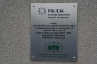 tablica pamiątkowa umieszczona na komisariacie policji