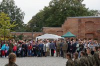 zaproszeni goście i przedstawiciele służb mundurowych na pikniku militarnym