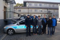 uczniowie zwiedzają raciborską komendę policji