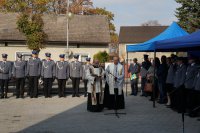 policjanci i zaproszeni goście na otwarciu komisariatu policji w Kuźni Raciborskiej