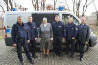 pamiątkowa fotografia policji raciborskiej z siostrami zakonnymi z ośrodka w Pogrzebieniu