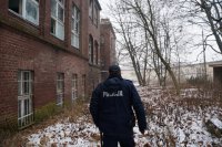 Raciborscy dzielnicowi sprawdzają pustostany i pomagają bezdomnym