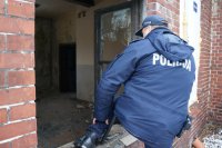 Raciborscy dzielnicowi sprawdzają pustostany i pomagają bezdomnym