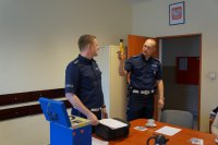 policjant raciborskiej drogówki prowadzi szkolenie dla kuratorów związane z obsługą alkomatów