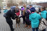 Uczniowie z Zabełkowa zwiedzają raciborską komendę policji