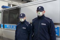 Policjanci prewencji w maskach antysmogowych