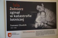 Wernisaż na Zamku Piastowskim w Raciborzu, gdzie komendanci służb mundurowych z Raciborza oglądali wystawę