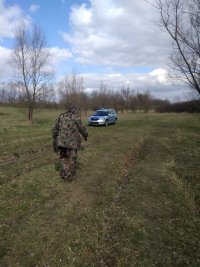 Wspólny patrol raciborskiego policjant i strażników strazy wędkarskiej