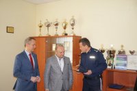 Komendant Powiatowy Policji w Raciborzu wraz z Prezydentem Raciborza podziękował taksówkarzowi za pomoc w zatrzymaniu oszusta