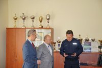 Komendant Powiatowy Policji w Raciborzu wraz z Prezydentem Raciborza podziękował taksówkarzowi za pomoc w zatrzymaniu oszusta