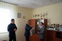 Komendant Powiatowy Policji w Raciborzu wraz z Prezydentem Raciborza podziękował taksówkarzowi za pomoc w zatrzymaniu oszusta