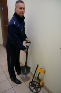 Zatrzymany 46-letni mężczyzna, który nielegalnie poszukiwał skarbów na polu