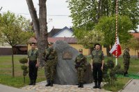 Uroczystość złożenia wiązanki kwiatów i zniczy pod pomnikiem na terenie Śląskiego Oddziału Straży Granicznej