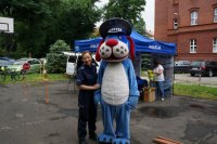 Raciborska policjantka pozuje do zdjęcia z maskotką śląskiej Policji ,,Sznupkiem&quot;