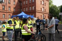 Dzieci rozmawiają z policjantami, odwiedzają stoisko tematyczne