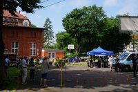 Ogólny widok przedstawiający cały plac na którym odbywa się szkolenie dla dzieci i młodzieży z zakresu pomagania ludziom przy wykorzystaniu wiedzy z zakresu pierwszej pomocy przedmedycznej