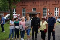 Przedstawiciele służb mundurowych i organizatorzy spotkania szkolenia dla dzieci i młodzieży na wspólnej fotografii pamiątkowej