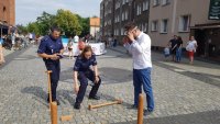 Raciborscy policjanci podczas festynu na Rynku mówią wśród młodzieży o bezpieczeństwie podczas wakacji