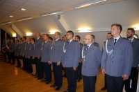 Sztandar raciborskiej policji oraz policjanci oczekujący na awanse