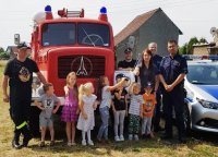 zdjęcie grupowe uczestników spotkania tj. policjantów, strażaków, opiekunów i dzieci