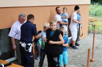 policjant ubiera dziecko w strój bojowy