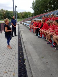 Raciborski policjant omawiał zasady bezpiecznego wypoczynku z młodzieżom