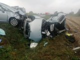 zdjęcie przedstawia samochody biorące udział w wypadku drogowym. Uszkodzone pojazdy to Opel Zafira oraz  Toyota Yaris