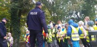 Kuźniańscy policjanci wspólnie z uczniami z Rud sprzątali Park Krajobrazowy