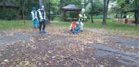 Kuźniańscy policjanci wspólnie z uczniami z Rud sprzątali Park Krajobrazowy