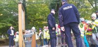 Kuźniańscy policjanci wspólnie z uczniami z Rud sprzątali Park Krajobrazowy