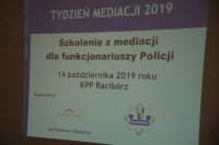 Slajd z tytułem szkolenia wyświetlany na ścianie