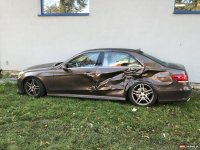 Uszkodzony mercedes podczas kolizji drogowej