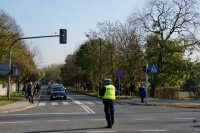 Policjant z drogówki raciborskiej kieruje ruchem na skrzyżowaniu