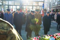 Delegacja służb mundurowych składa wieniec