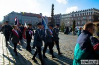 Pochód służb mundurowych i mieszkańców idzie przez Rynek w Raciborzu w dniu 11 listopada