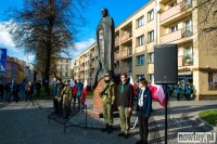 Pod pomnikiem Biskupa Gawliny stoją harcerze